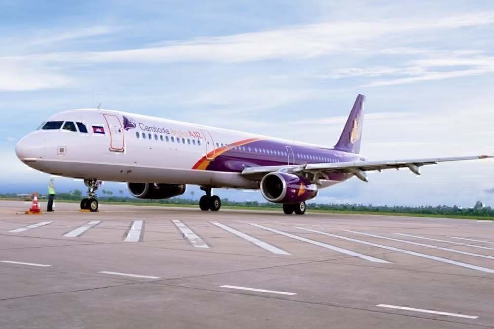 Un avion de Cambodia Angkor Air est stationné à l'aéroport.
